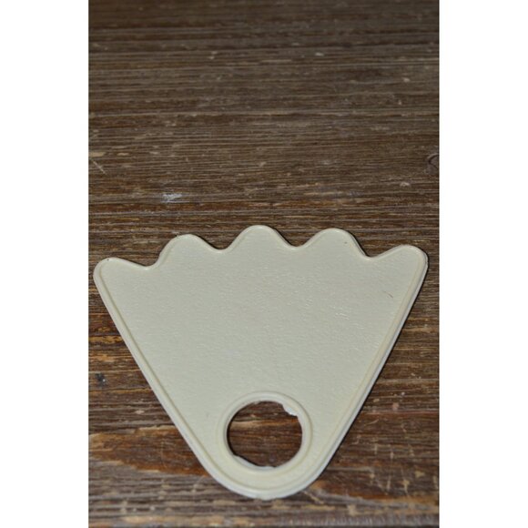 Vintage Tupperware Nail Salon Manicure Helper Tool Retro Fingernail Gadget - Picture 1 of 5